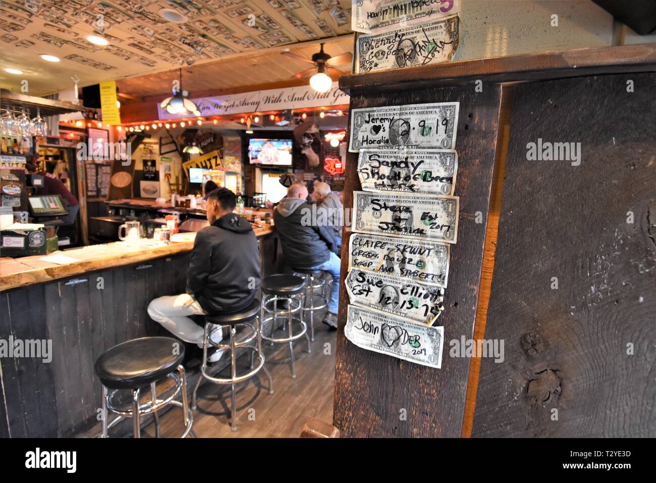 Lokale Bar, wo man sehr gut essen kann und Gäste haben Dollarscheine an die Wand und an die Decke gesteckt, mit Kommentaren in St. Michael Delaware, dem Heim von James Michener Stockfoto