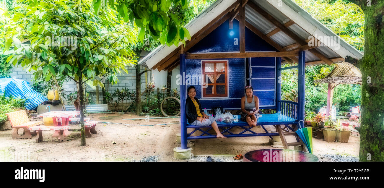 Thailandische Frauen Sitzen Auf Der Veranda Von Blue Cottage In