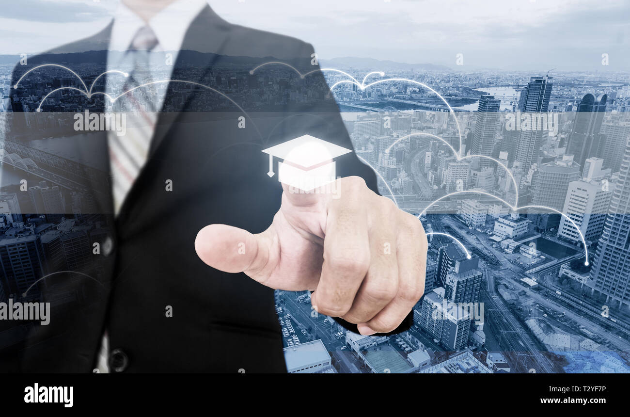 Business Skills Verbesserung und Lernen, online Bildung und e-Learning. Geschäftsmann berühren auf Bildung Bildschirm Stockfoto