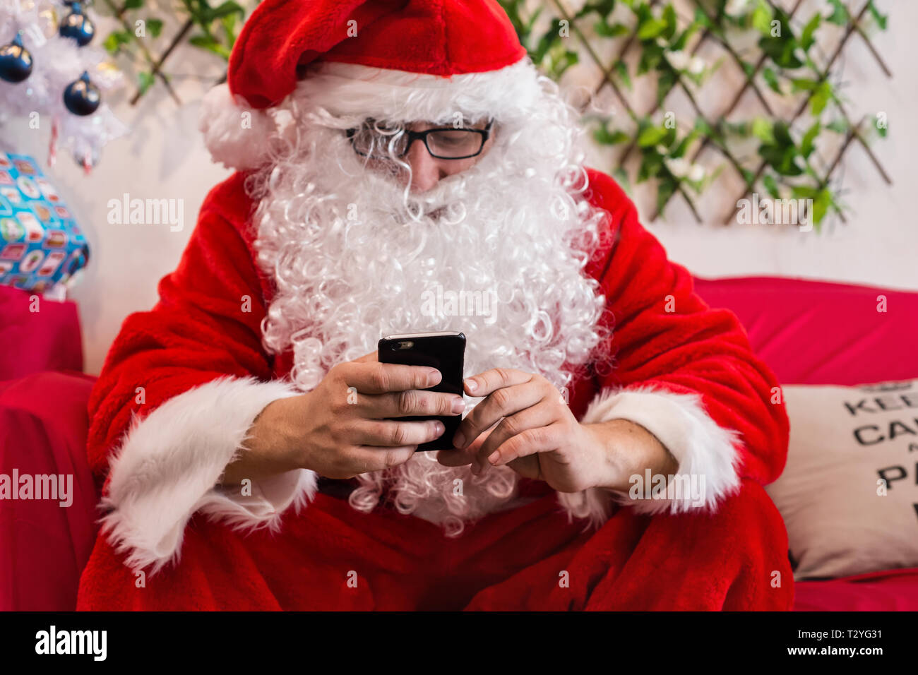 Santa mit Handy Stockfoto