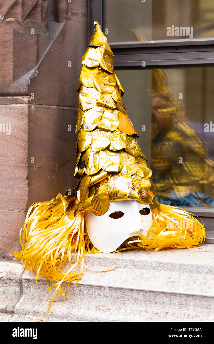 Ruedengasse, Basel, Schweiz - März 13., 2019. In der Nähe eines schönen goldenen Karneval Maske Stockfoto