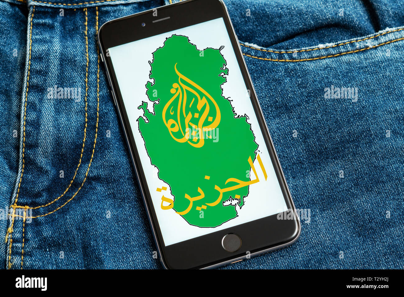 Schwarz mit Logo der Medien Al Jazeera auf dem Bildschirm. Nachrichten symbol Medien. Denim Jeans Hintergrund. Kann als Orientierung für das Marketing verwendet werden. Stockfoto