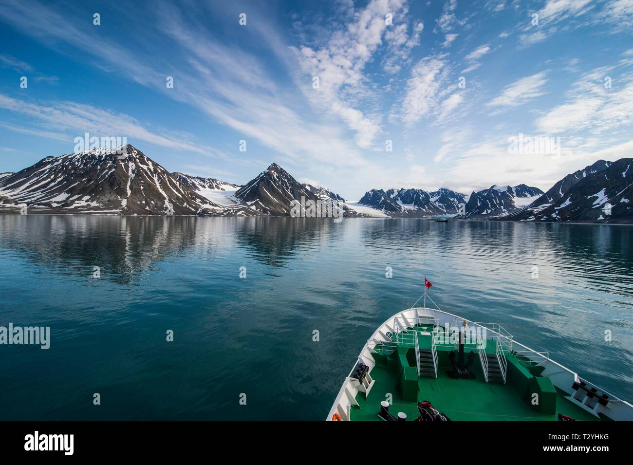 Expedition boot Betreten des Magdalenefjorden, Spitzbergen, Arktis, Norwegen Stockfoto