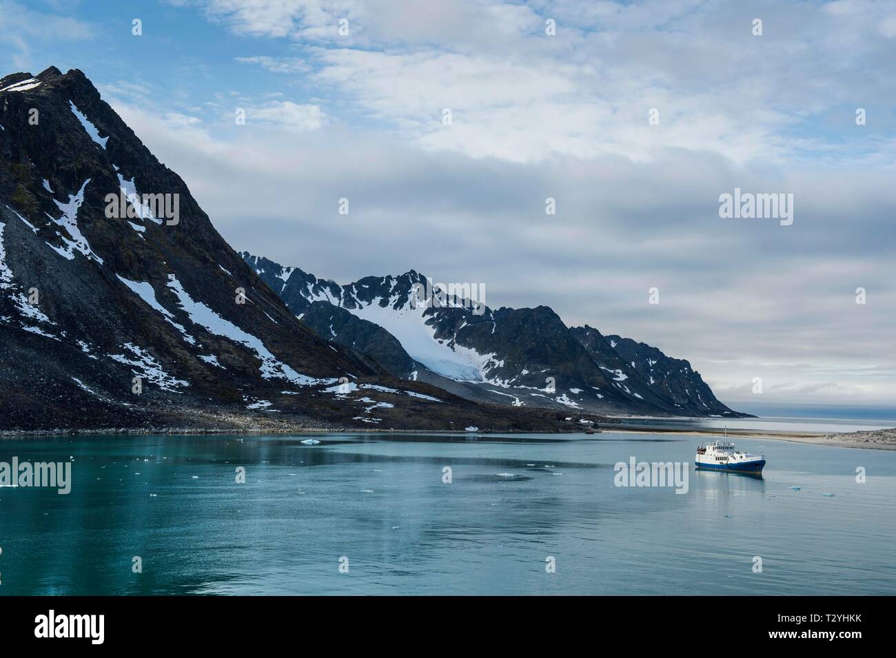 Kleines Fischerboot in Magdalenefjorden, Spitzbergen, Arktis, Norwegen Stockfoto