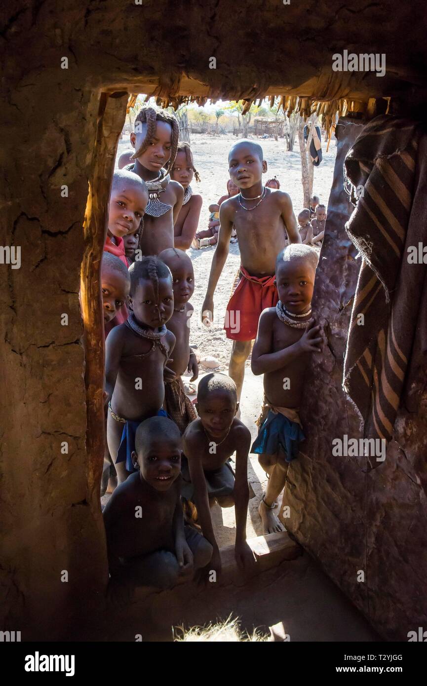 Viele neugierige Kinder in einem Himba Hütte, Kaokoveld, Namibia suchen Stockfoto