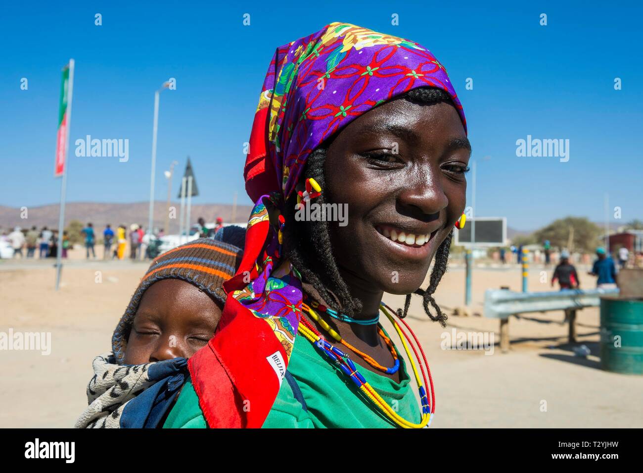 Lokale Frau mit Kind auf dem Rücken, Porträt, Opuwo, Kaokoveld, Namibia Stockfoto