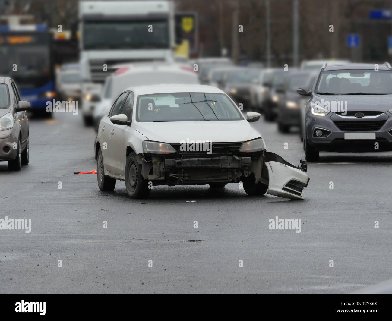 St. Petersburg, Russland, April 3, 2019 Unfall auf einer belebten Kreuzung, Bewegung Autos auf den Fahrbahnen Vorderansicht Stockfoto