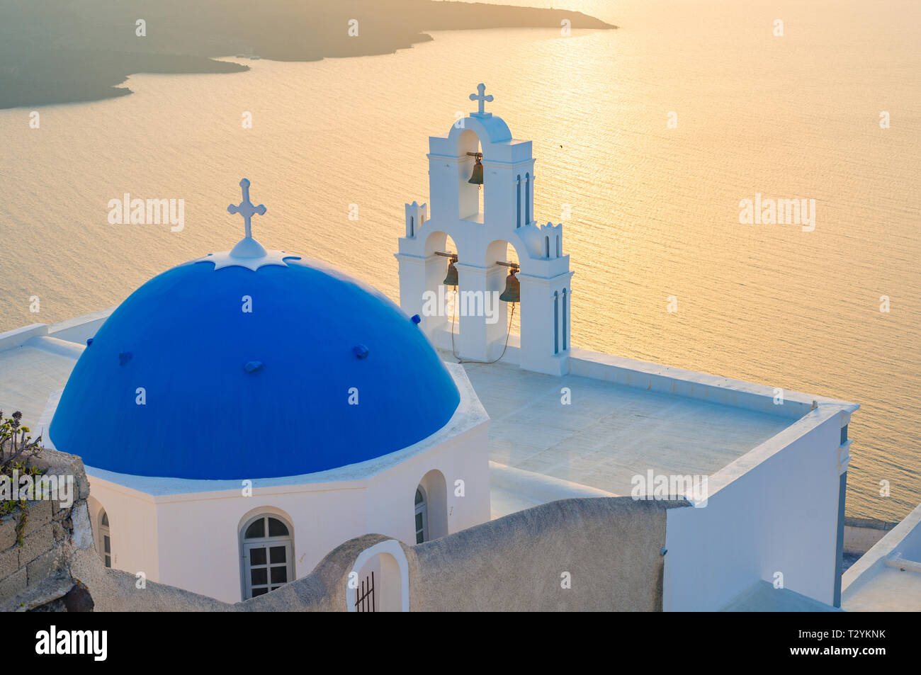 Ein Blick auf die katholische Kirche von Koimisi tis Theotokou, als die "Drei Glocken von Fira" auf der griechischen Insel Santorini bekannt Stockfoto