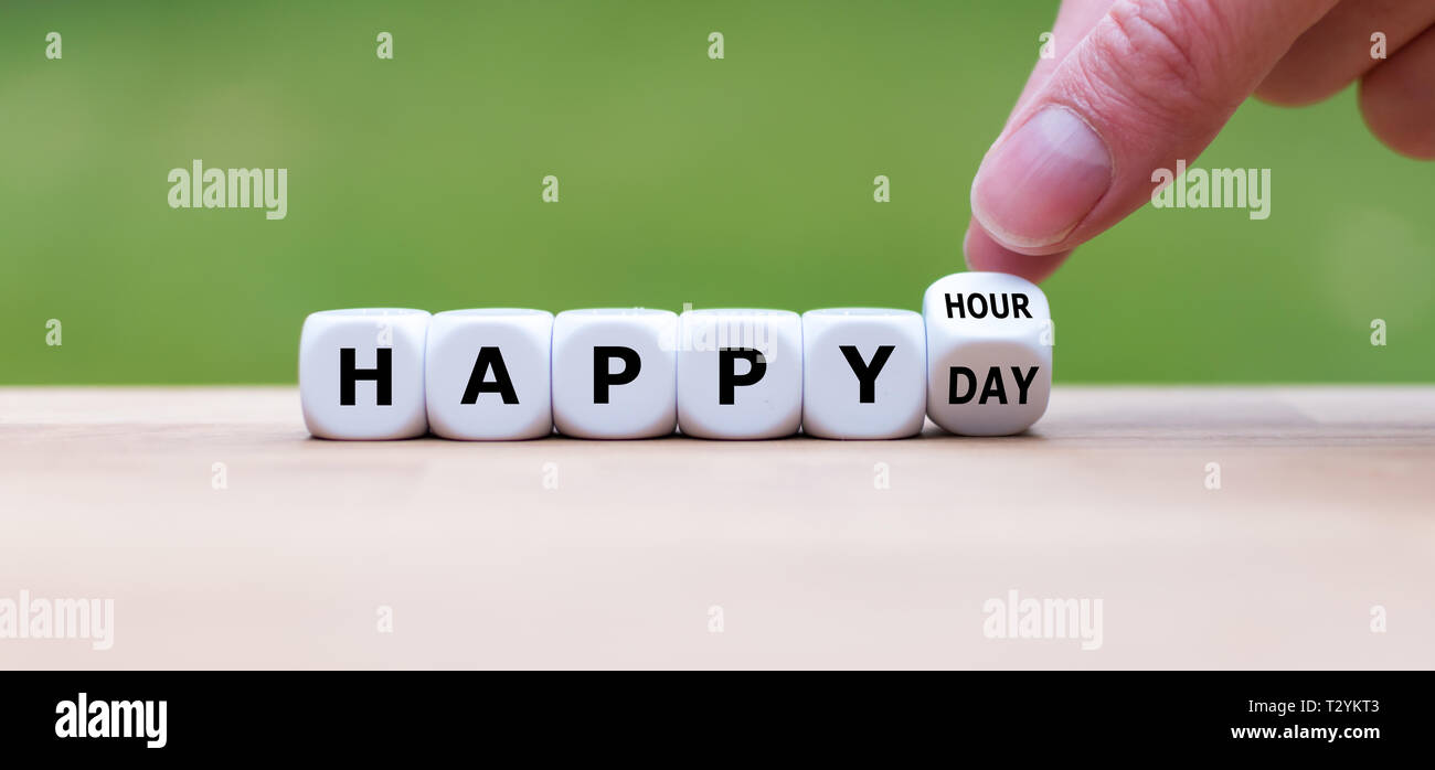 Symbol Fur Einen Stressfreien Hand Einen Wurfel Und Anderungen Der Ausdruck Happy Hour Zu Happy Day Stockfotografie Alamy