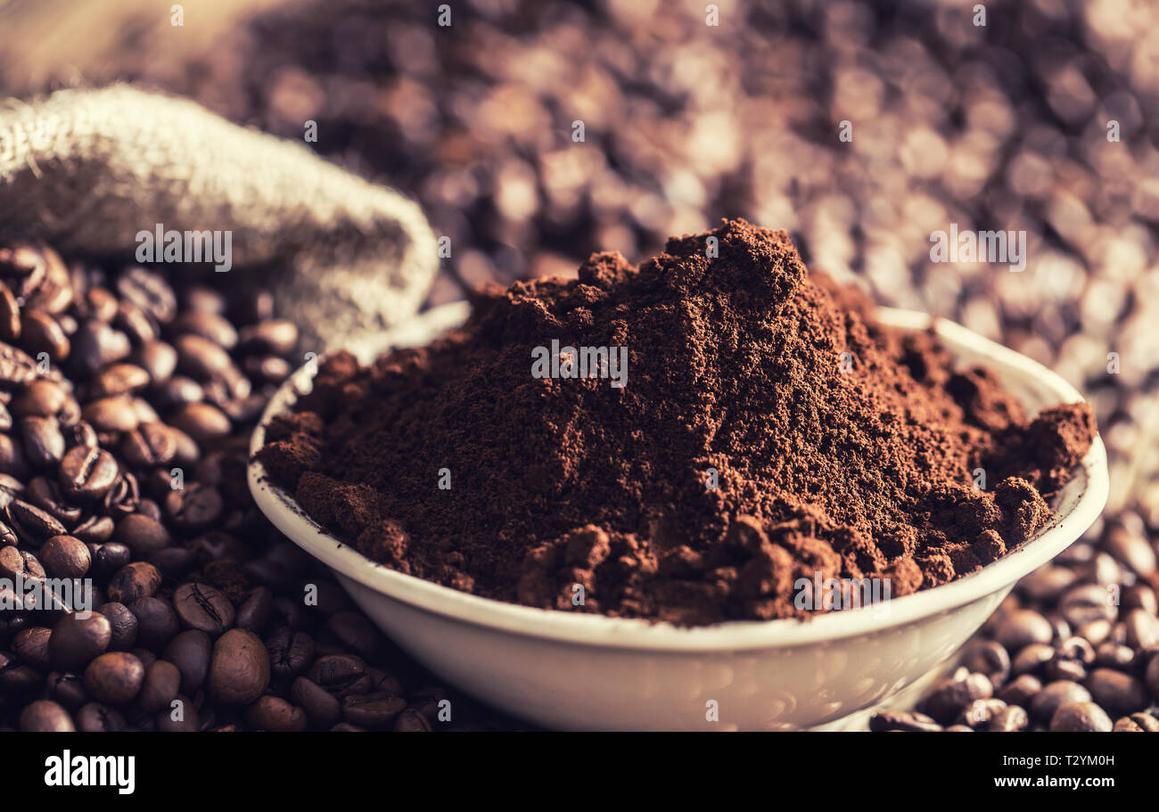 Kaffeepulver in Weiß Schüssel mit Bohnen. Stockfoto