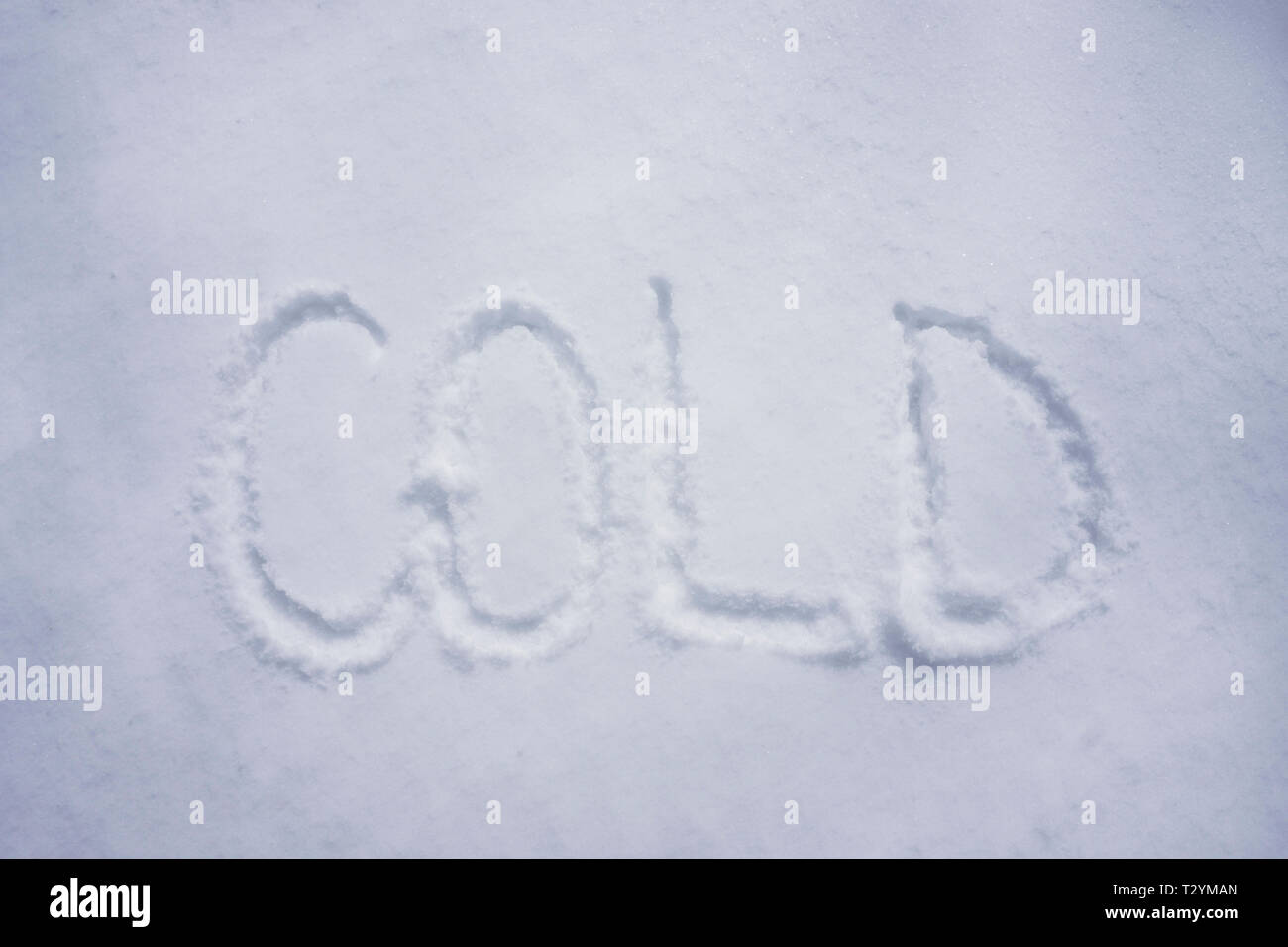 Kalte Wort im Schnee Hintergrund Stockfoto