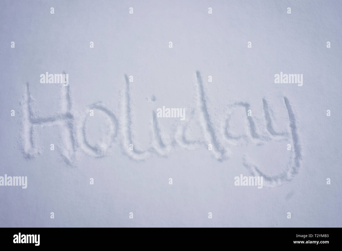 Urlaub Wort in einem kalten Schnee Hintergrund Stockfoto