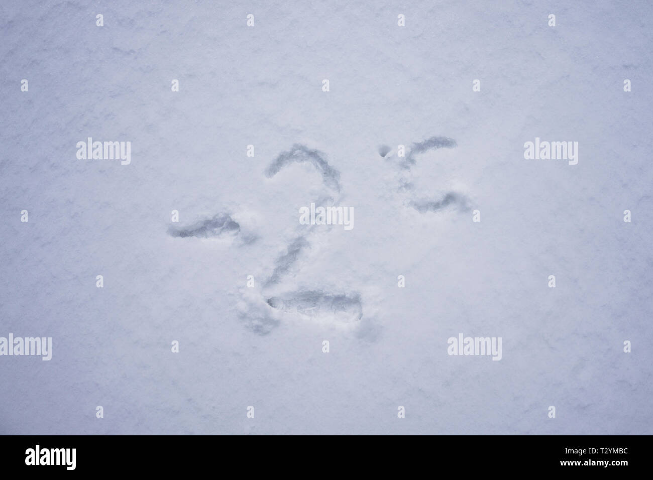 Minus 2 Grad Celsius in eine Schnee Hintergrund Stockfoto