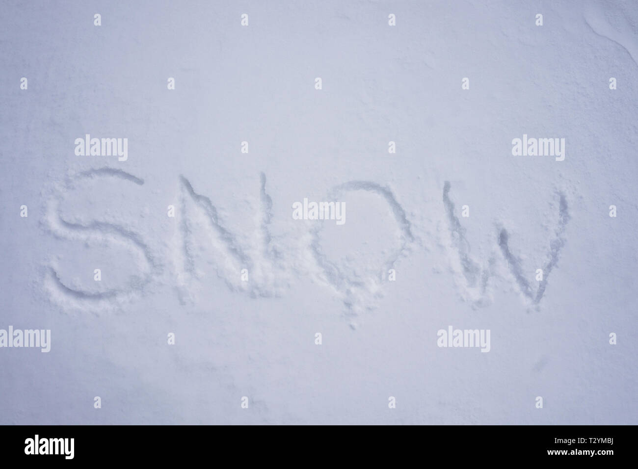 Schnee Wort in einem kalten Schnee Hintergrund Stockfoto