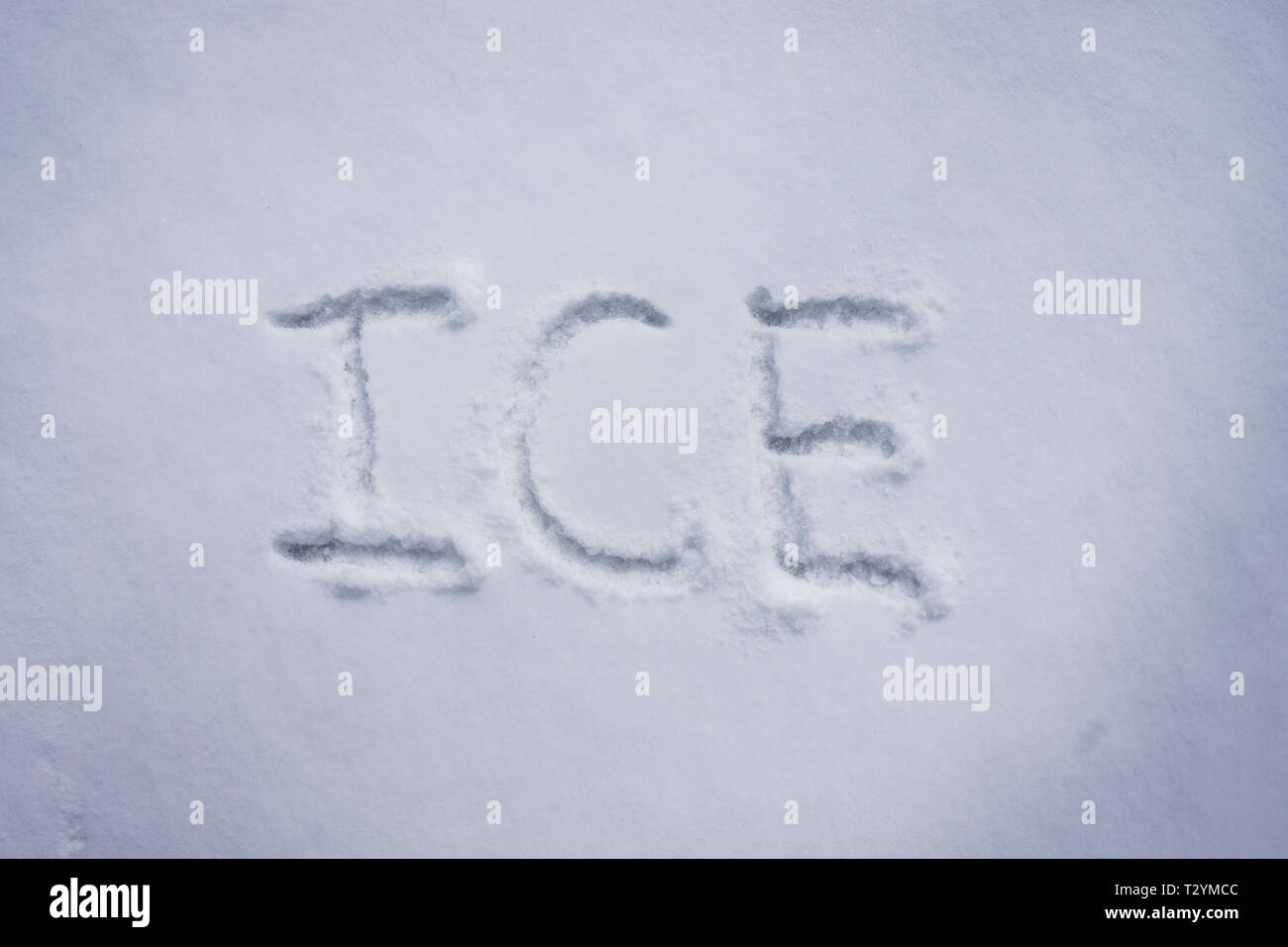 Eis Wort in einem kalten Schnee Hintergrund Stockfoto