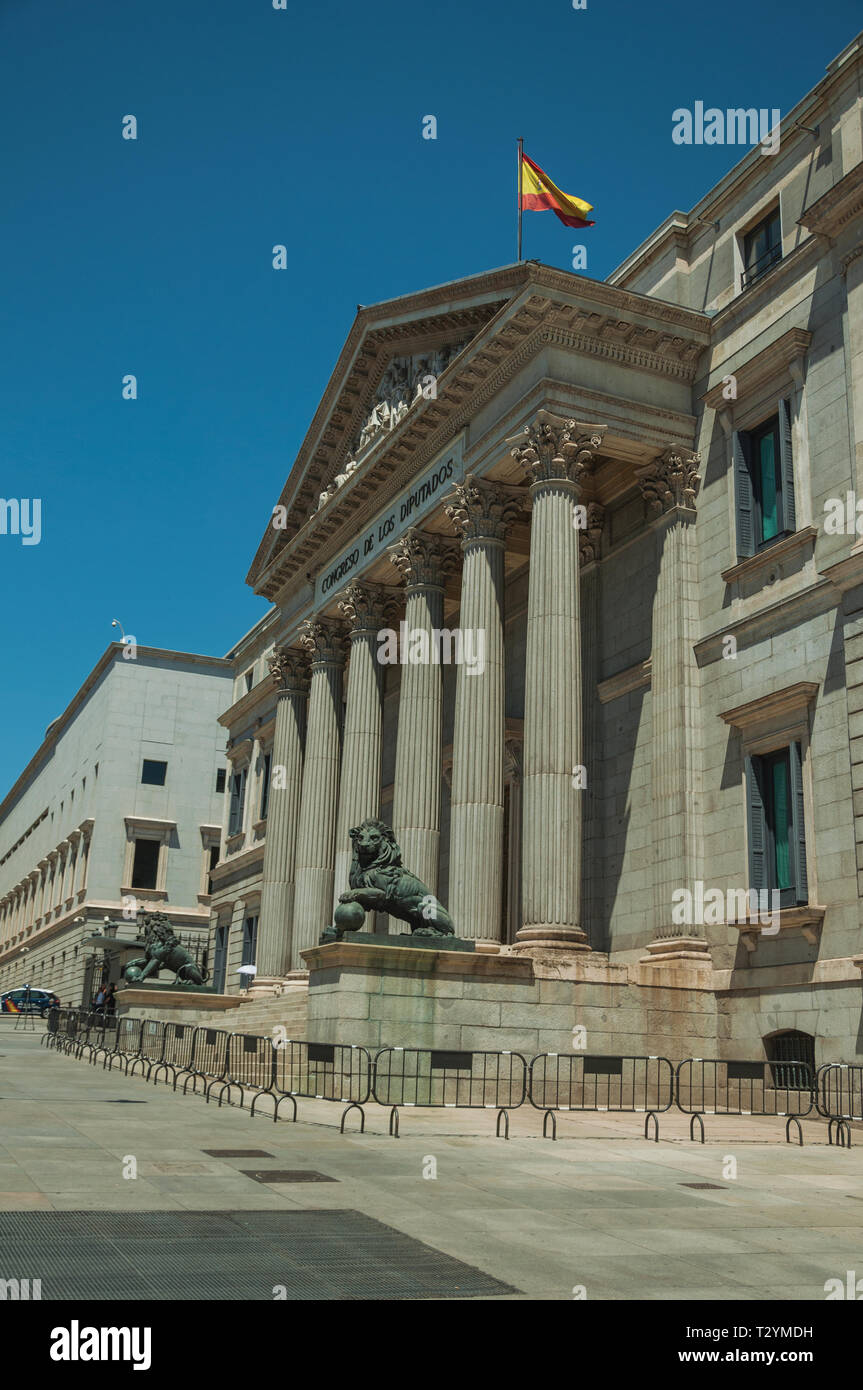 Hauptfassade des Palacio de Las Cortes, Sitz der Abgeordnetenkammer in Madrid. Hauptstadt von Spanien mit lebendigen und intensiven kulturellen Lebens. Stockfoto