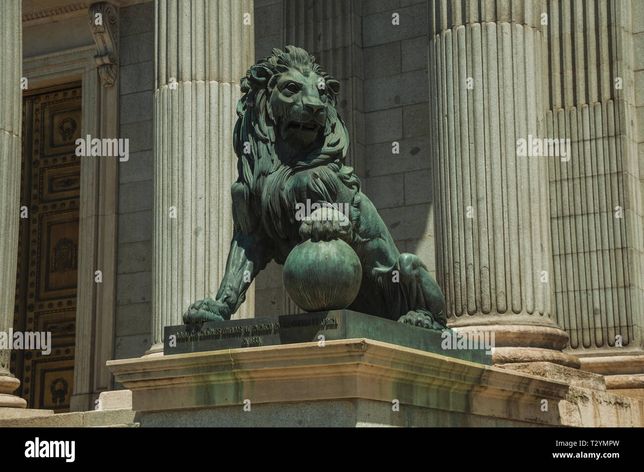 Skulptur von imposanten Lion in Bronze auf der Fassade des Palacio de Las Cortes in Madrid. Hauptstadt von Spanien mit lebendigen und intensiven kulturellen Lebens. Stockfoto