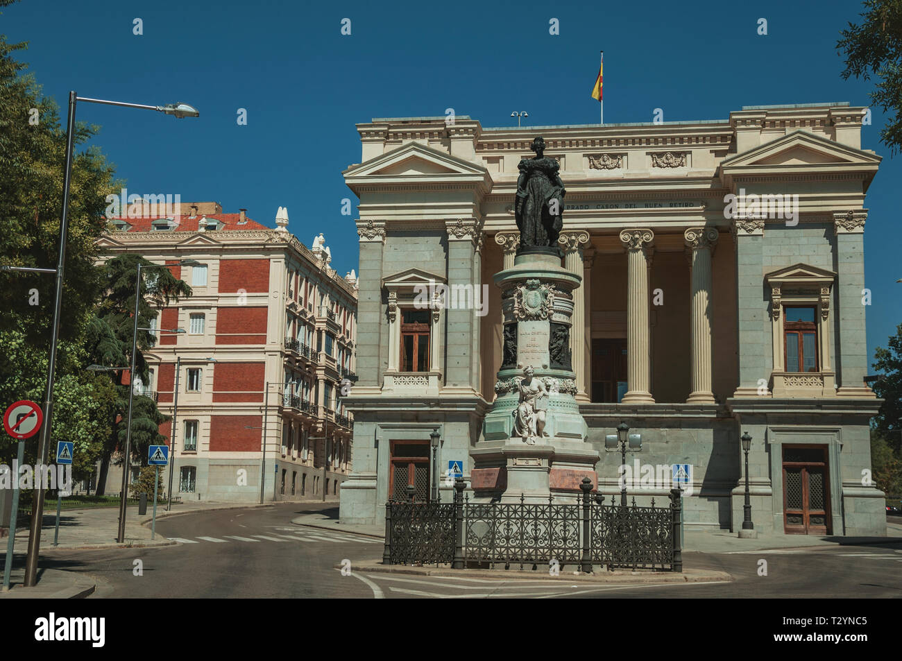 Denkmal auf Straße an der Casón del Buen Retiro, in der Nähe von Prado Museum in Madrid. Hauptstadt von Spanien mit lebendigen und intensiven kulturellen Lebens. Stockfoto