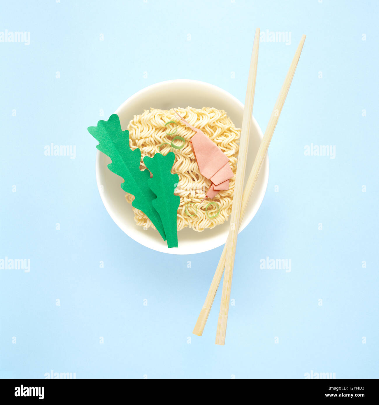 Kreative Ernährung Gesunde Ernährung Konzept Foto von lecker Ramen Nudeln Nudeln mit Garnelen grünen Stäbchen und Schüssel auf blauem Hintergrund. Stockfoto
