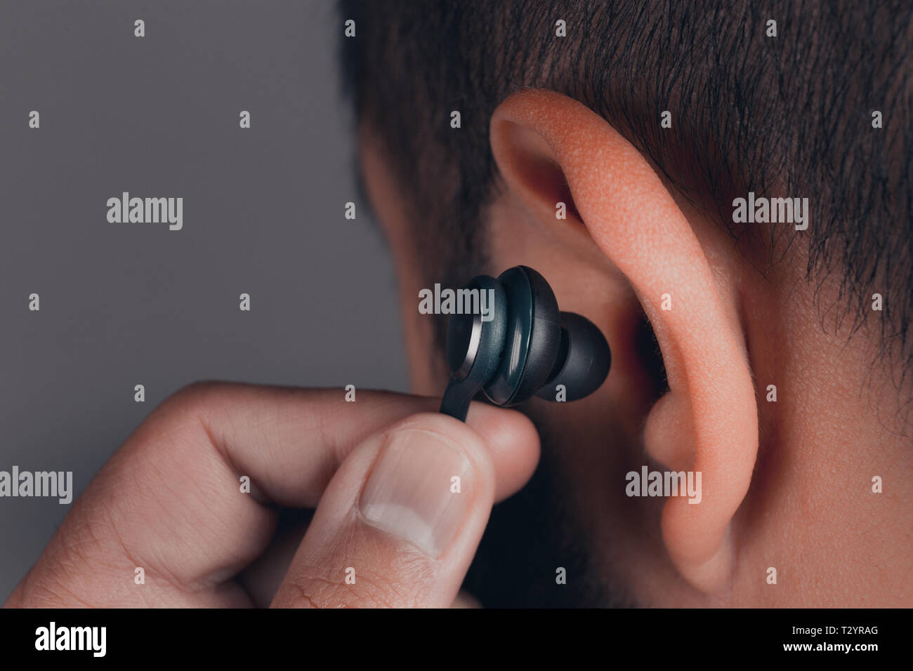 Nahaufnahme der erwachsenen männlichen Kaukasier mit Ohrhörer im Ohr Stockfoto