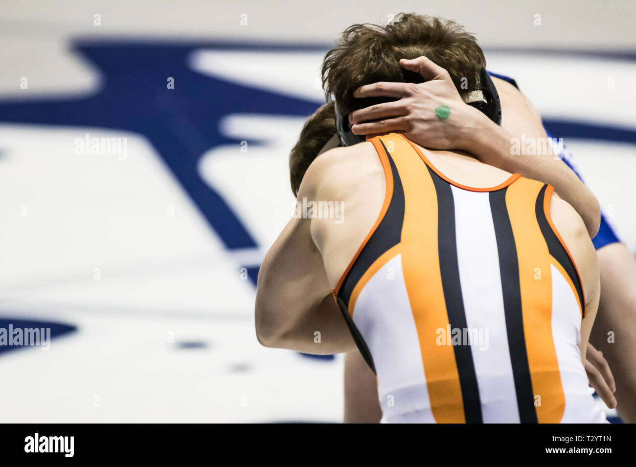 Zwei Ringkämpfer binden während eines Spiels. Stockfoto