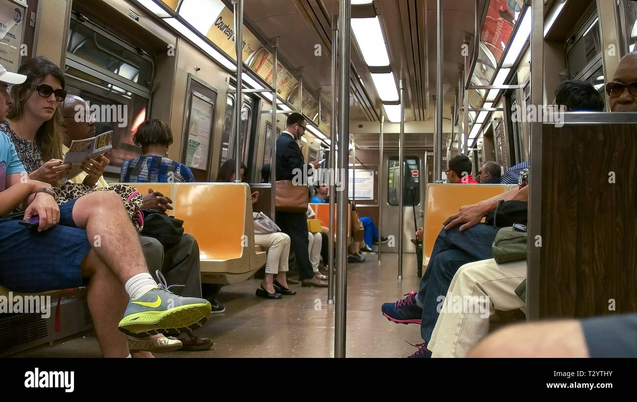 NEW YORK, NEW YORK, USA - 15. SEPTEMBER 2015: in einem Zug auf die U-Bahn von New York, USA Stockfoto