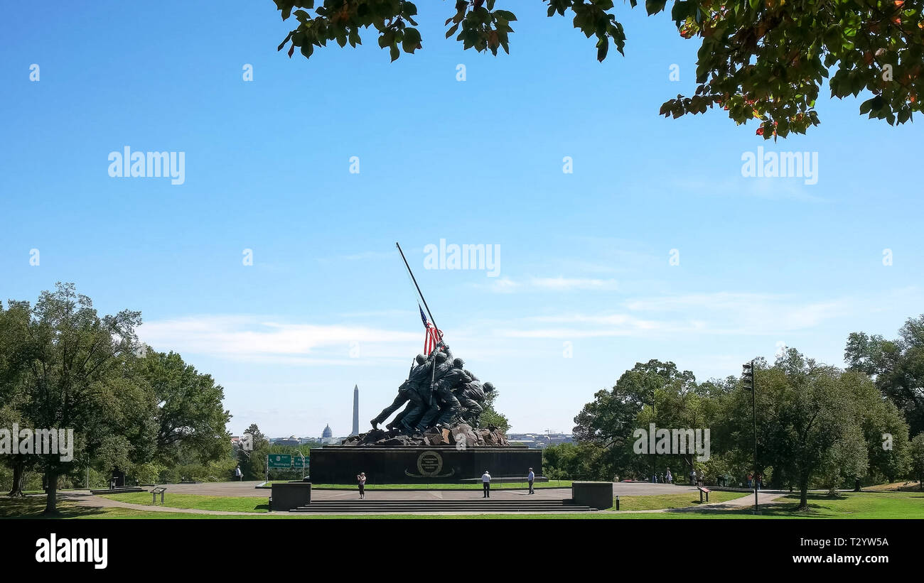 WASHINGTON, DISTRICT OF COLUMBIA, USA - 11. SEPTEMBER 2015: die Iwo Jima Memorial in Washington, DC, von Bäumen eingerahmt Stockfoto