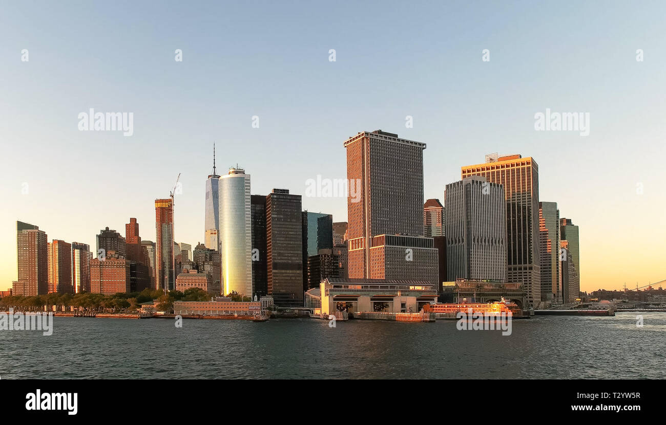 Skyline von Manhattan in New York bei Sonnenuntergang Stockfoto