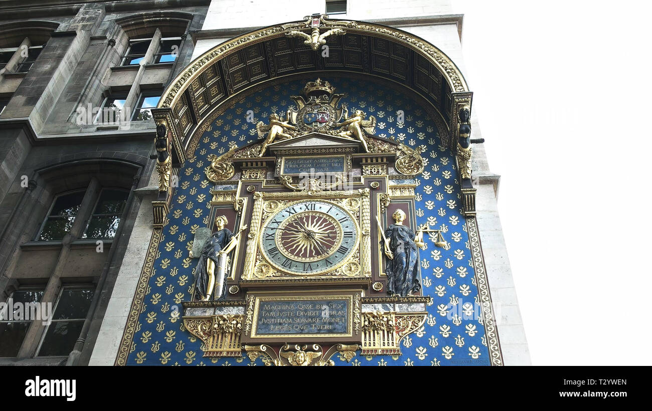 Ein Blick auf die Conciergerie Clock auf der Fassade des Palais de Justice Gebäude am Boulevard du Palais in Paris. Stockfoto