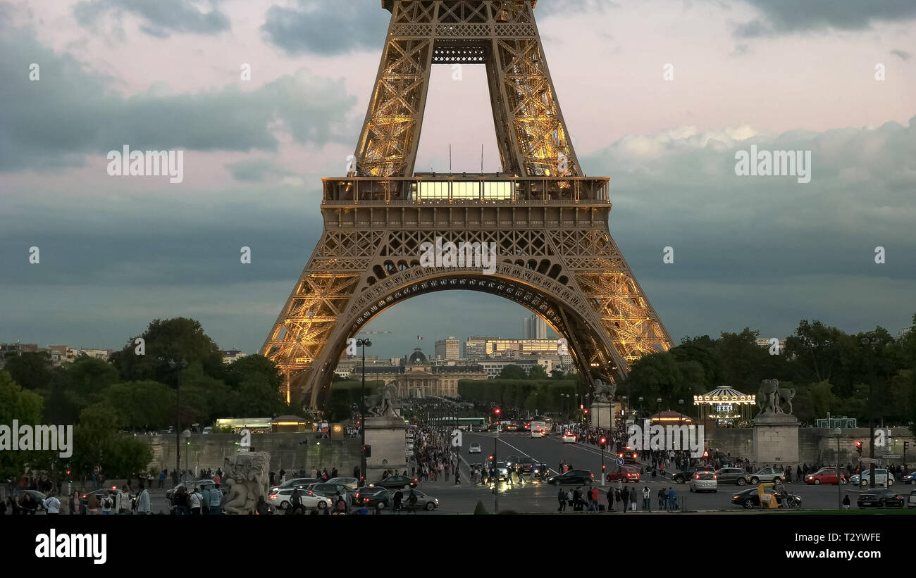 PARIS, Frankreich, 20. SEPTEMBER 2015: Eine nächtliche Nahaufnahme von der Basis der Eiffelturm in Paris, Frankreich Stockfoto