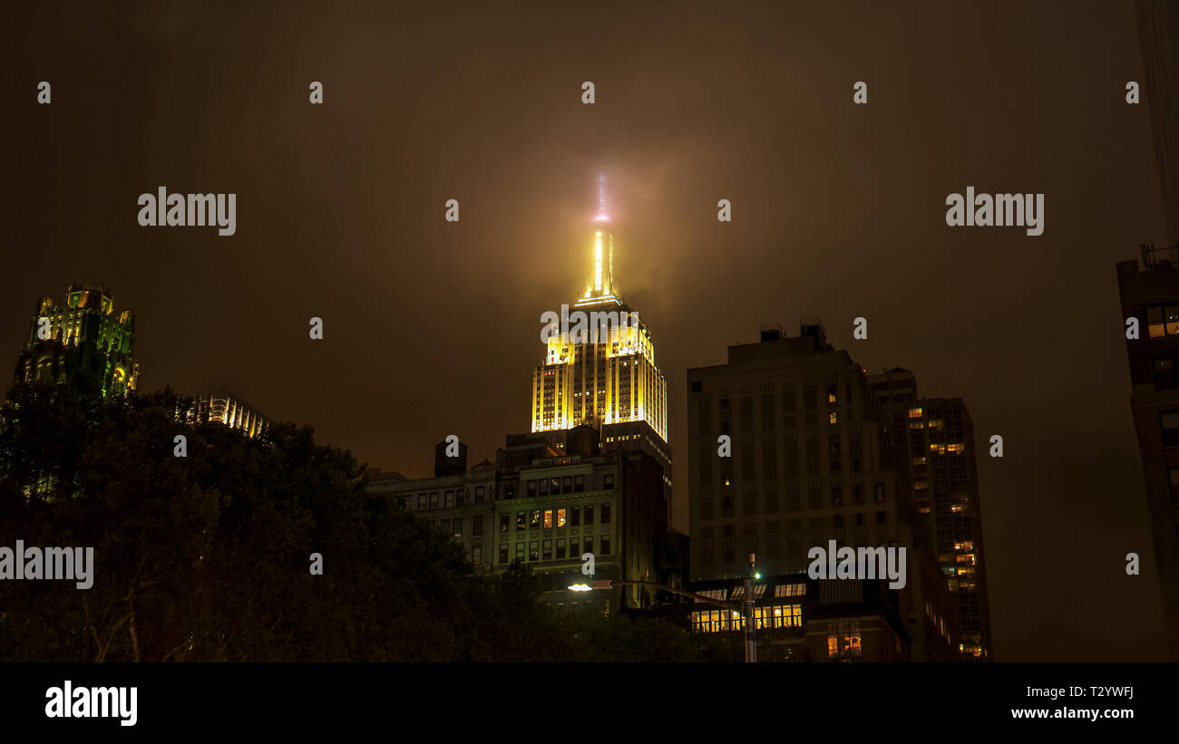 Wolken ziehen vorbei am Empire State Building in Manhattan, New York Stockfoto