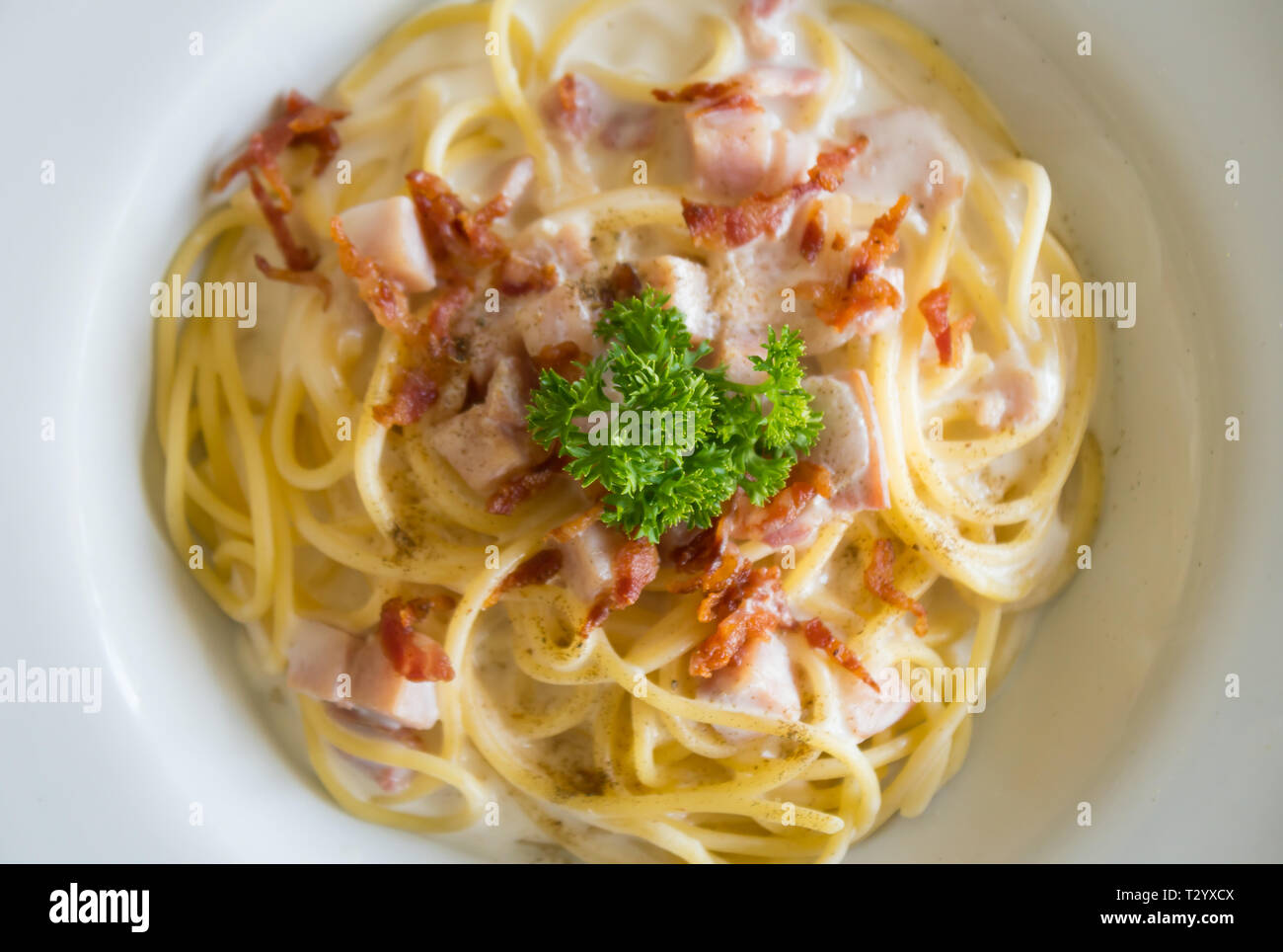 Spaghetti Carbonara mit Speck und Schinken und Petersilie und ... Spaghetti Carbonara mit Speck und Schinken und Petersilie und ...