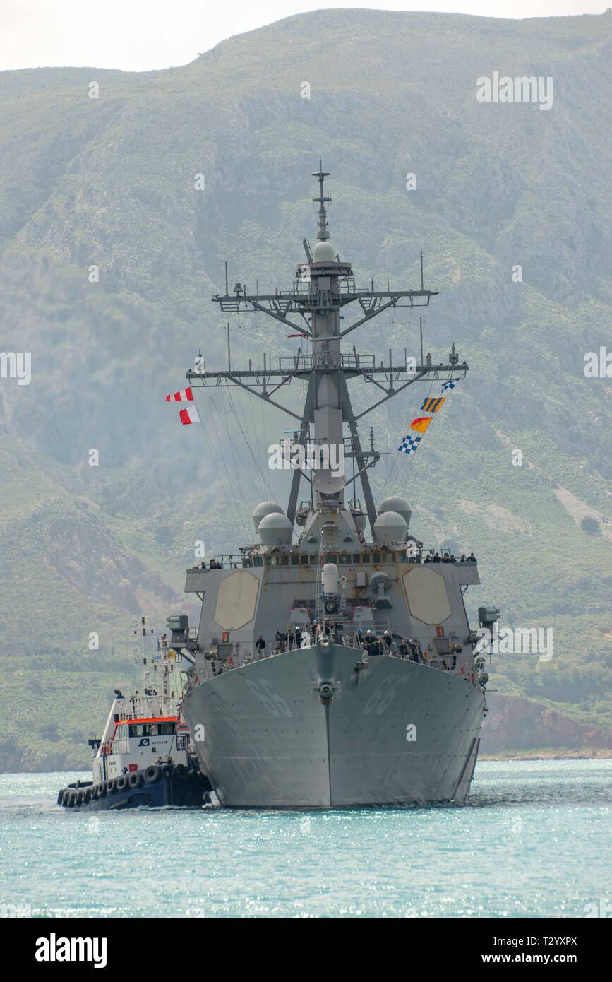 NAVAL SUPPORT ACTIVITY Souda Bay, Griechenland (1. April 2019) Der Arleigh-burke-Klasse geführte Anti-raketen-Zerstörer USS Gonzalez (DDG66) Ansätze Souda Bay, Griechenland, April 1, 2019. Gonzalez, home-portiert in Norfolk ist in die USA 6 Flotte Bereich der Maßnahmen zur Unterstützung der US-amerikanischen nationalen Sicherheitsinteressen in Europa und in Afrika eingesetzt. NSA Souda Bay ist ein Betrieb an Land, die USA ermöglicht, Verbündeten und Partner nation Kräfte zu werden, wo sie benötigt werden und wenn sie sind, um die Sicherheit und Stabilität in Europa, Afrika und Südwestasien. (U.S. Marine Foto von Joel Diller/Freigegeben) Stockfoto