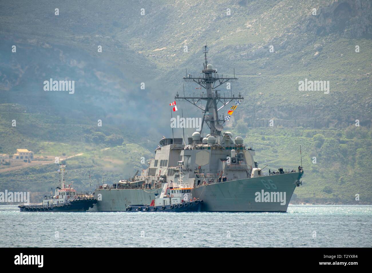 NAVAL SUPPORT ACTIVITY Souda Bay, Griechenland (1. April 2019) Der Arleigh-burke-Klasse geführte Anti-raketen-Zerstörer USS Gonzalez (DDG66) Ansätze Souda Bay, Griechenland, April 1, 2019. Gonzalez, home-portiert in Norfolk ist in die USA 6 Flotte Bereich der Maßnahmen zur Unterstützung der US-amerikanischen nationalen Sicherheitsinteressen in Europa und in Afrika eingesetzt. NSA Souda Bay ist ein Betrieb an Land, die USA ermöglicht, Verbündeten und Partner nation Kräfte zu werden, wo sie benötigt werden und wenn sie sind, um die Sicherheit und Stabilität in Europa, Afrika und Südwestasien. (U.S. Marine Foto von Joel Diller/Freigegeben) Stockfoto