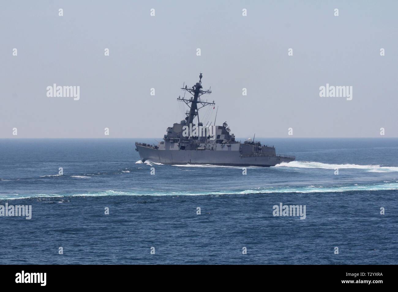 Die geführte Anti-raketen-Zerstörer USS Stockdale (DDG106) Manöver während der Durchfahrt den Arabischen Golf, 29. März 2019. Die Stockdale ist in die USA 5 Flotte Bereich der Maßnahmen zur Unterstützung der Marine im Einsatz für die Stabilität und Sicherheit in der Region zu gewährleisten und verbindet das Mittelmeer und den Pazifischen Raum durch den westlichen Indischen Ozean und drei strategischen Punkten ersticken. (U.S. Marine Foto von Mass Communication Specialist 1. Klasse Ryan D. McLearnon) Stockfoto