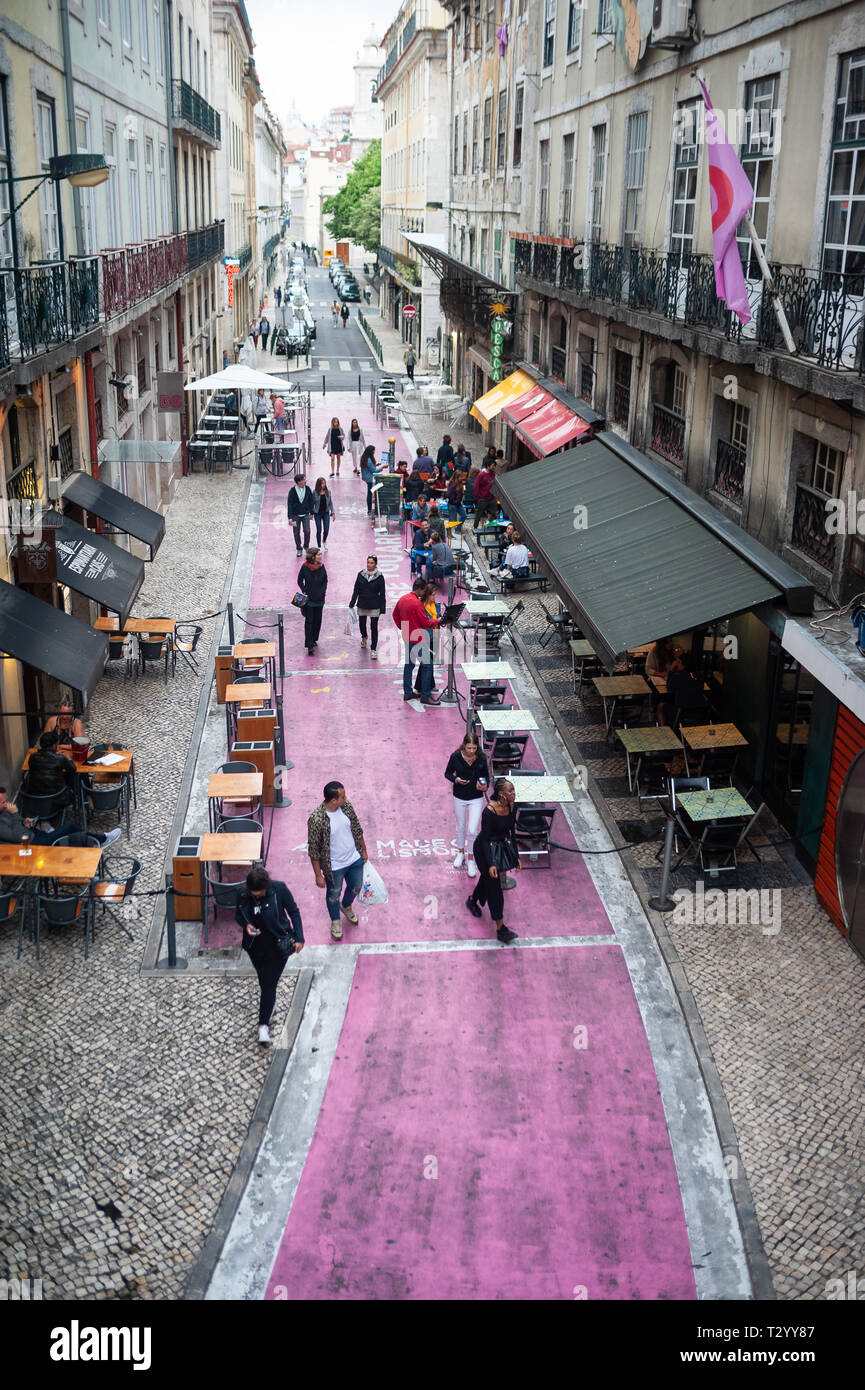 10.06.2018, Lissabon, Portugal, Europa - erhöhten Blick auf die Rua Nova do Carvalho, besser als Rosa Straße, eine beliebte Fußgängerzone bekannt. Stockfoto