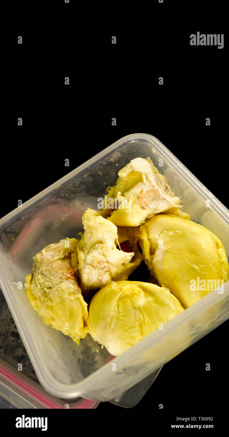 Nahaufnahme der cremige Durian Frucht in Kunststoffbehälter in Schwarz isoliert Stockfoto