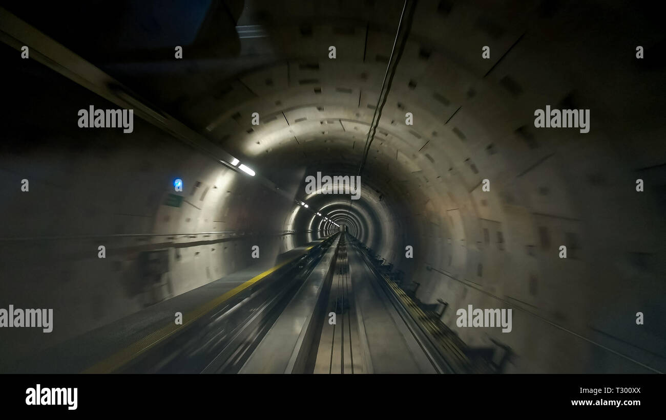 Ein Schuß des Tunnels zwischen den Terminals am Flughafen Frankfurt in Deutschland Stockfoto