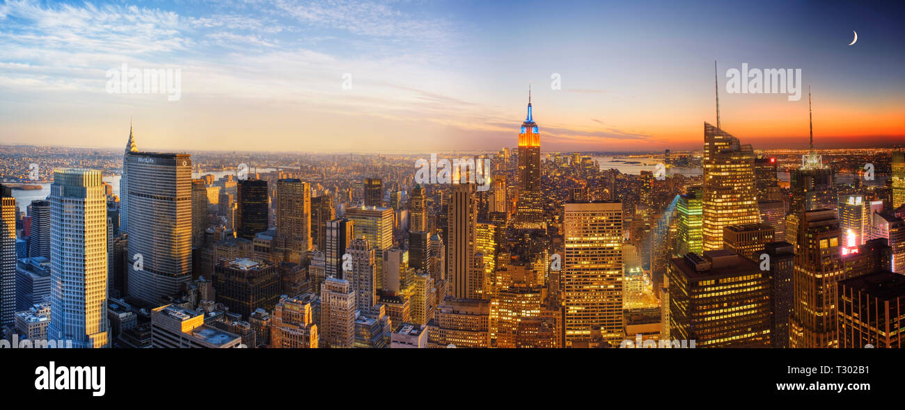 Erhöhte Ansicht Tag und Nacht Übergang der Manhattan Skyline Stockfoto
