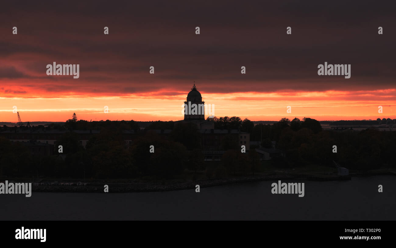 Malerische Stadt slhouette mit roten Sonnenuntergang und düstere Stimmung am Frühling Abend in Helsinki, Finnland Stockfoto