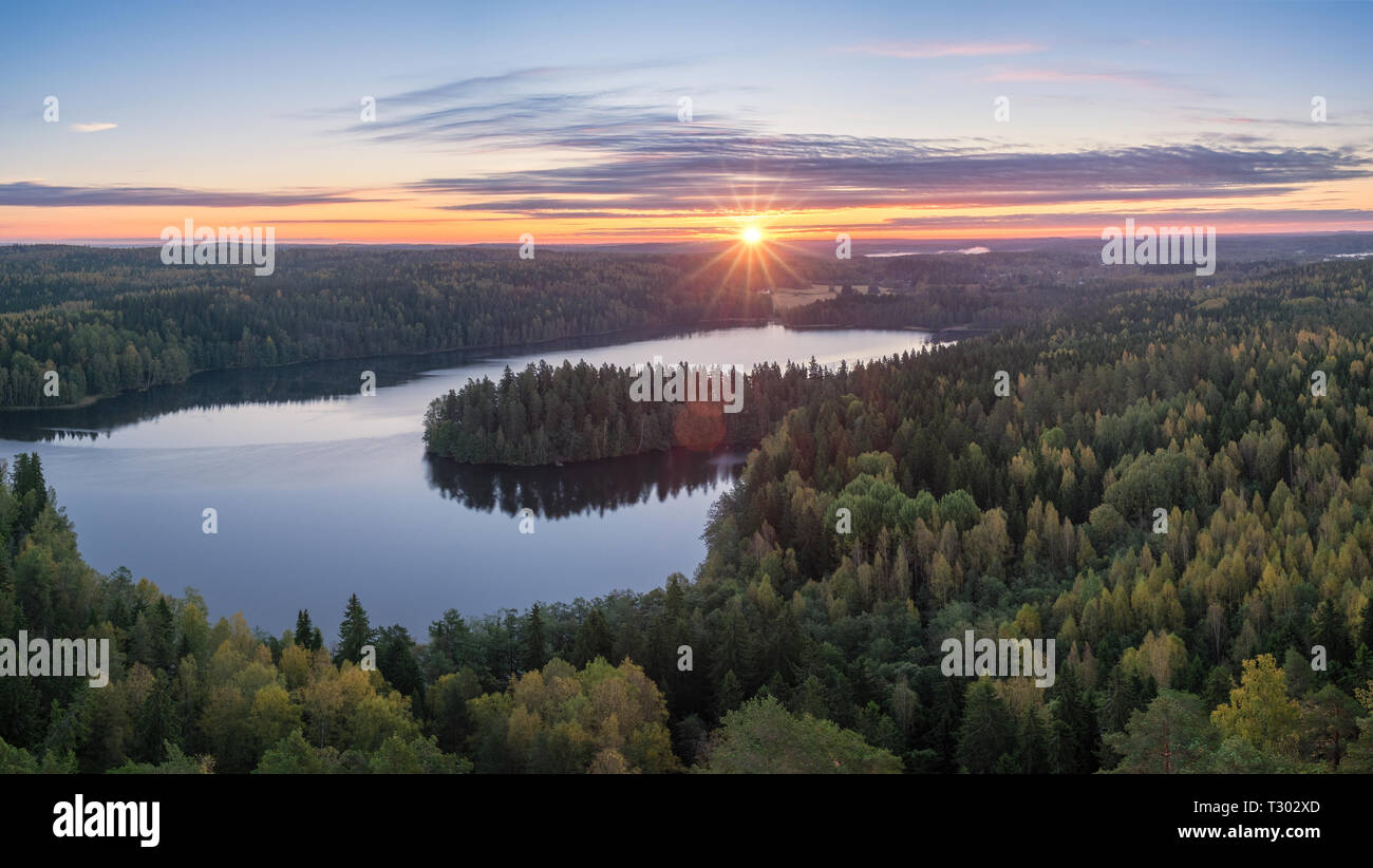 Malerische Landschaft mit See und Sonnenuntergang am Abend in Aulanko, Naturschutzgebiet, Finnland Stockfoto