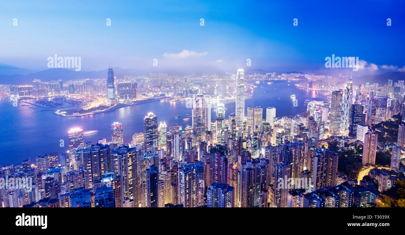 Panoramabild von Hongkong vom Victoria Peak in der Dämmerung, Hong Kong China. Stockfoto