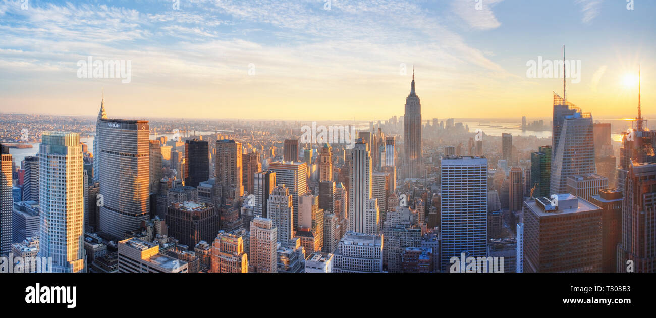 Panoramablick auf das Empire State Building und Manhatten bei Sonnenuntergang Stockfoto