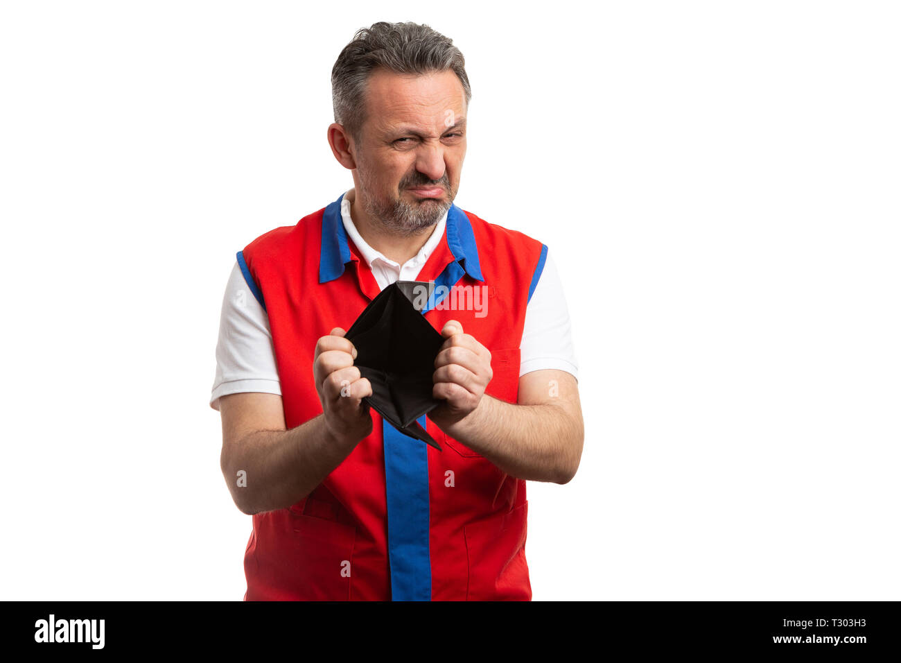 Männliche SB-Warenhaus Supermarkt oder Mitarbeiter mit enttäuscht Ausdruck Präsentation leere Brieftasche auf weiße studio Hintergrund isoliert Stockfoto