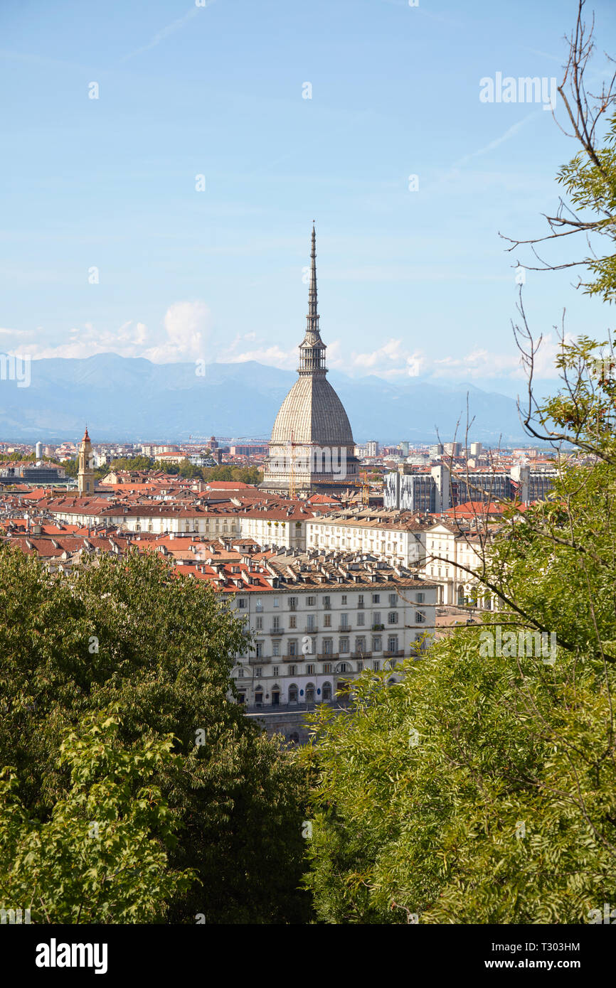 Mole Antonelliana Turm und Turin City an einem sonnigen Sommertag in Italien Stockfoto