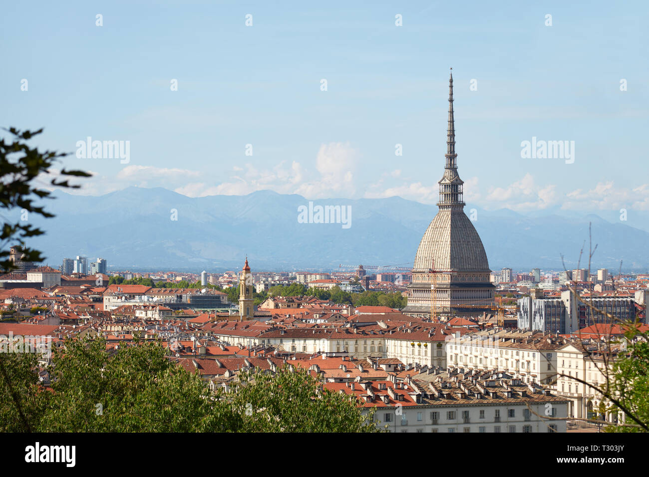 Mole Antonelliana Turm und Turin Dächer von den Hügeln in einem sonnigen Sommertag in Italien gesehen Stockfoto