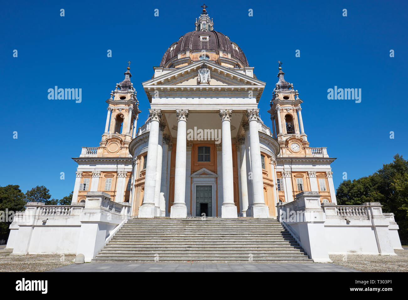 Basilika Superga in Turin Frontalansicht, niemand an einem sonnigen Sommertag in Italien Stockfoto