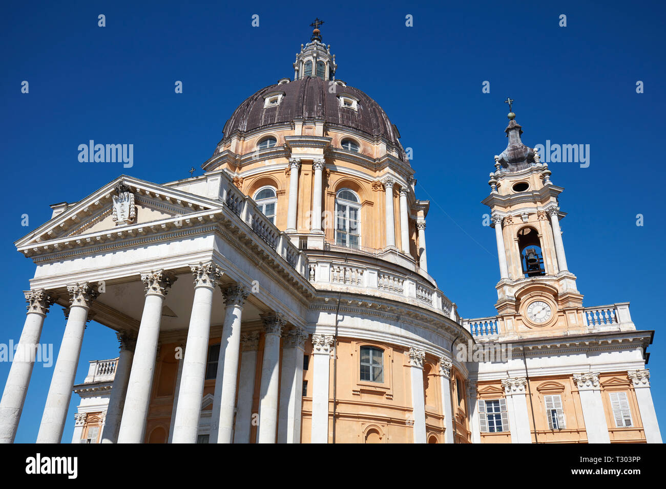 Basilika Superga bei Turin Hügel an einem sonnigen Sommertag in Italien, Low Angle View Stockfoto