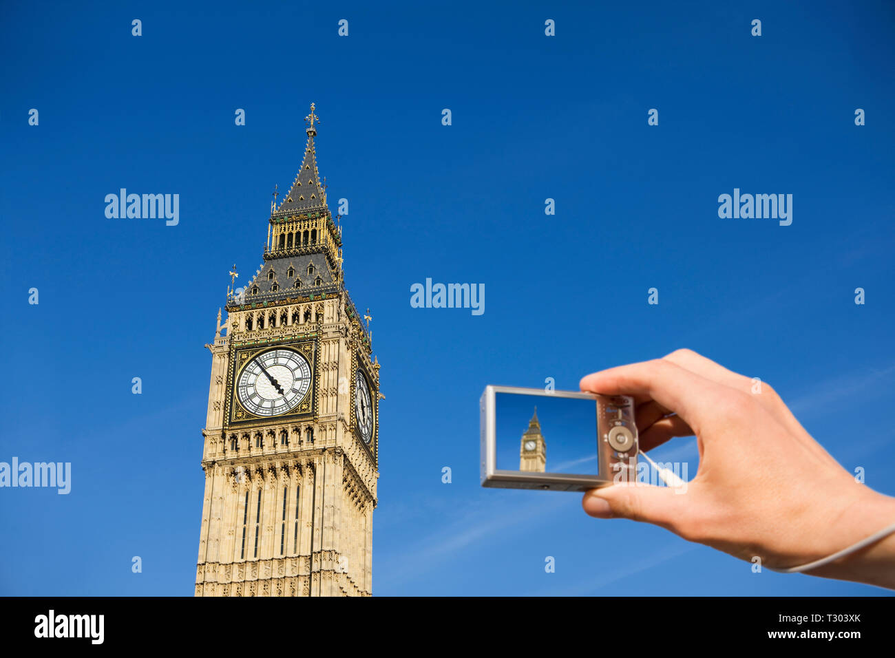 Persönliche Perspektive eines Touristen fotografieren Big Ben mit einer digitalen Kamera. London, England. Stockfoto