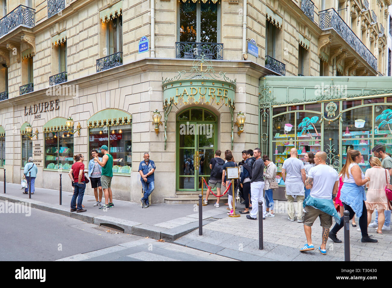 PARIS, Frankreich, 22. JULI 2017: Laduree berühmten Konditorei store Exterieur mit Menschen und Touristen in Paris, Frankreich. Stockfoto